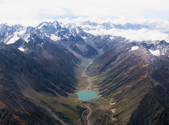 Cao tốc Karakoram, Trung Quốc/Pakistan. Con đường nối Tây Tạng, Trung Quốc với Pakistan qua dãy núi Karakoram. Đây là con đường quốc tế trải nhựa cao nhất thế giới với độ cao 4.692m.