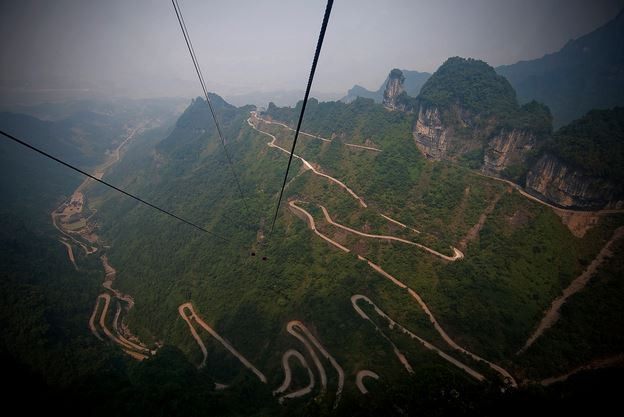 Đường núi Thiên Môn, Hồ Nam, Trung Quốc.Con đường ngoằn ngoèo này có tổng cộng 99 chỗ ngoặt, kéo dài gần 11km và đạt tới độ cao 1.300m so với mực nước biển.