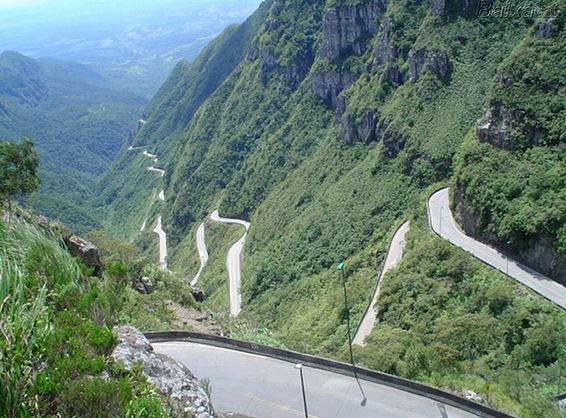 Cao tốc Halsema, Philippines. Xa lộ này kéo dài 100km và đi qua 8 thành phố và thị trấn khác nhau. Ở độ cao 2.255m so với mực nước biển, đây là xa lộ cao nhất Philippines. 