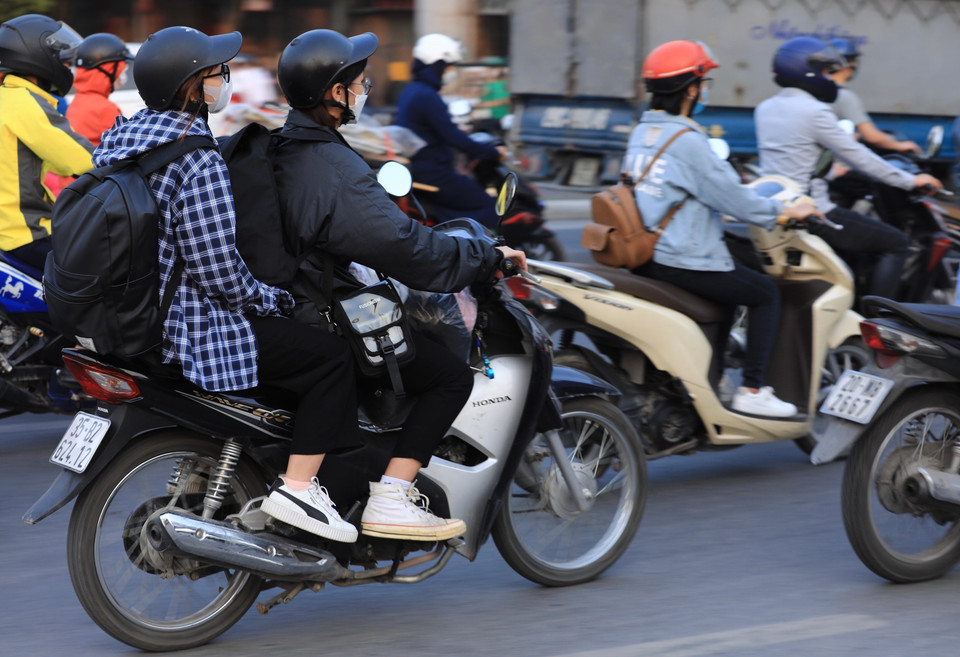 Người dân rời Hà Nội di chuyển về phía Nam hướng Quốc lộ 1.(Ảnh: Hoàng Hiếu/TTXVN)