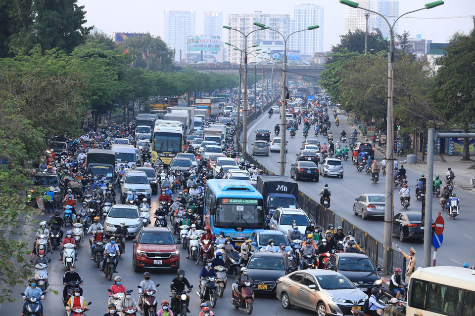 Lượng người và phương tiện rời Hà Nội về hướng Quốc lộ 1 tăng đột biến chiều 8/4. (Ảnh: Hoàng Hiếu/TTXVN)