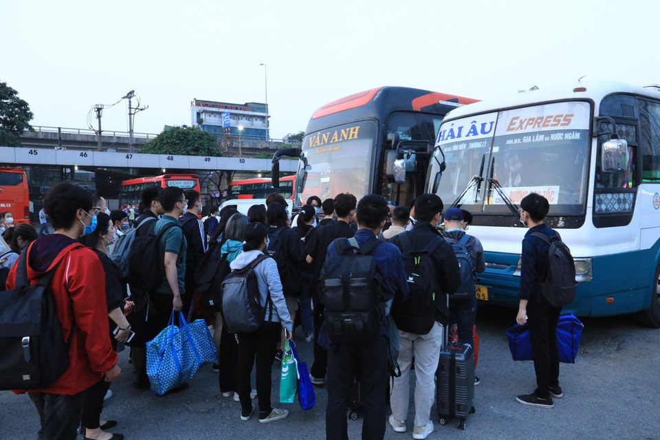  Lượng khách quay lại đi xe tại Bến xe Nước Ngầm đã gần trở lại như trước dịch. (Ảnh: Hoàng Hiếu/TTXVN)