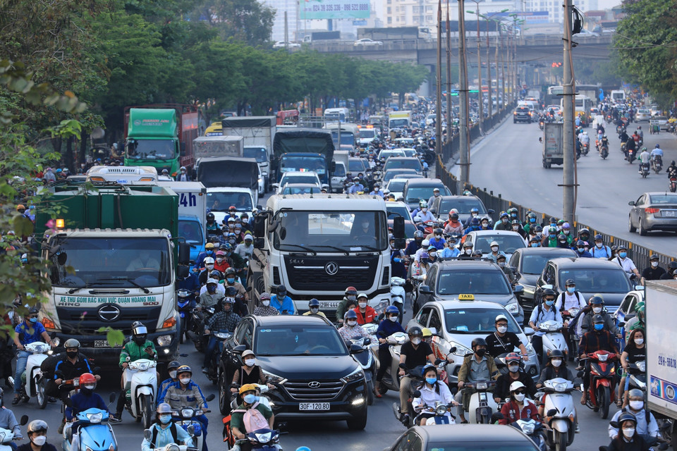 Lượng người và phương tiện rời Hà Nội về hướng Quốc lộ 1 tăng đột biến chiều 8/4. (Ảnh: Hoàng Hiếu/TTXVN)