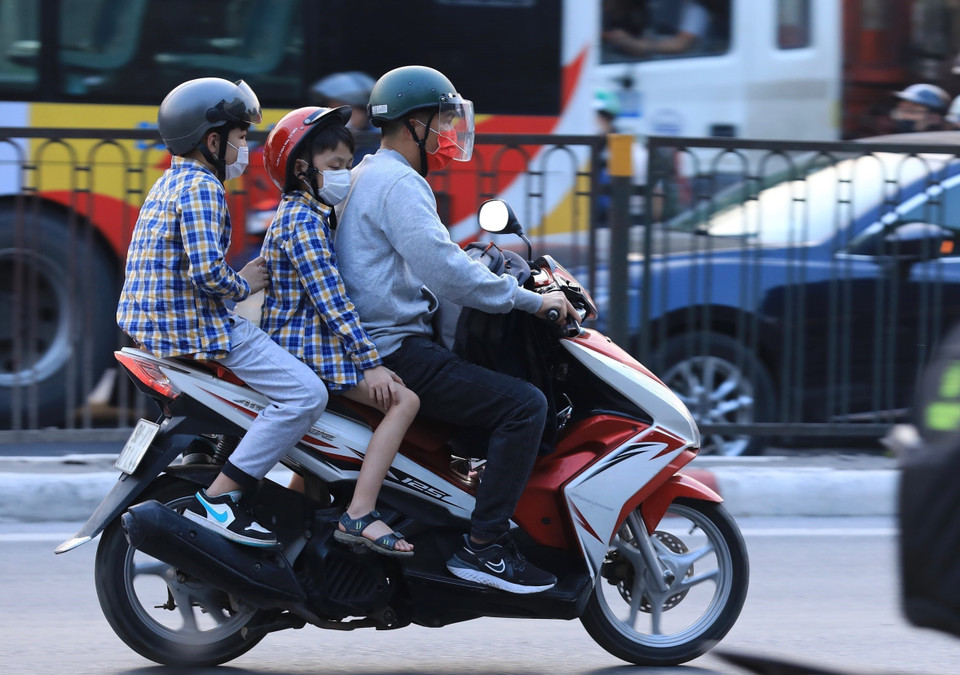 Người dân rời Hà Nội di chuyển về phía Nam hướng về Quốc lộ 1. (Ảnh: Hoàng Hiếu/TTXVN)