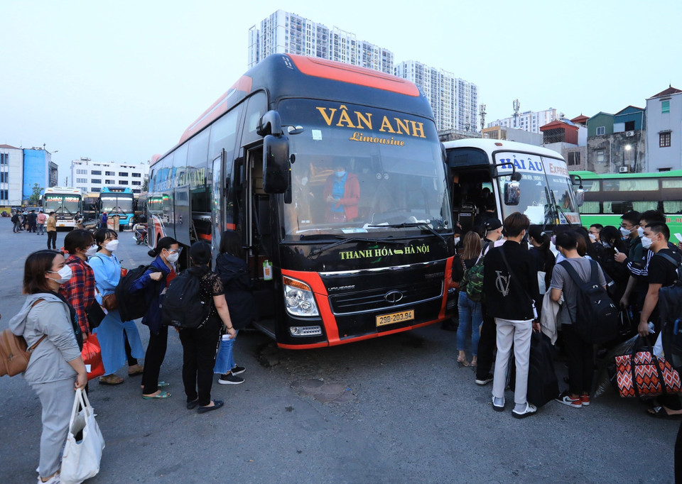 Lượng khách quay lại đi xe tại Bến xe Nước Ngầm đã gần trở lại như trước dịch. (Ảnh: Hoàng Hiếu/TTXVN)