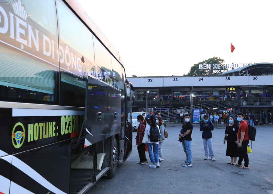 Hành khách chờ lên xe tại Bến xe Nước Ngầm chiều 8/4. (Ảnh: Hoàng Hiếu/TTXVN)