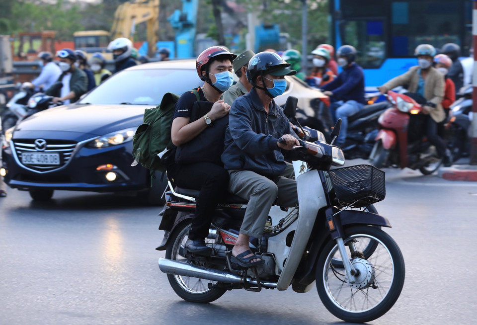 Người và phương tiện trên đường hướng đi Quốc lộ 1.(Ảnh: Hoàng Hiếu/TTXVN)