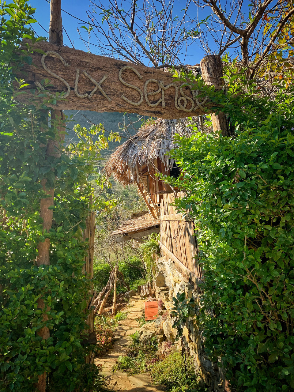 Lối vào cổng một khu homestay khá 'hài hước.' Giá phòng mùa dịch đang áp dụng tại đây trung bình là 1 triệu đồng/bungalow/đêm, có khu nhà sàn cho nhóm đông. (Ảnh: Mai Mai/Vietnam+)