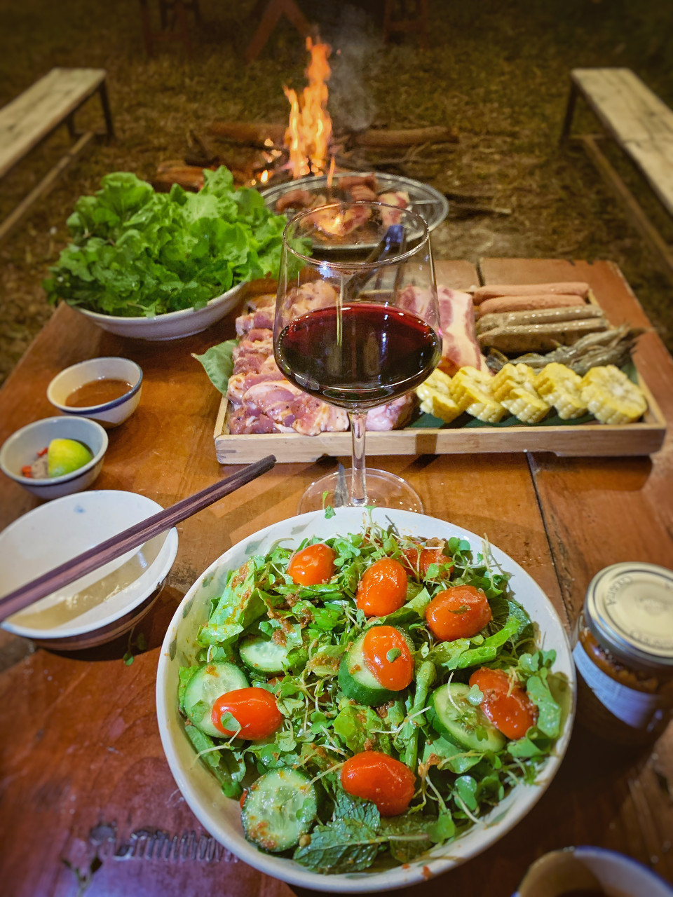 Bữa tối lãng mạn và ấm áo dưới những tán mơ đang mùa trổ bông.(Ảnh: Mai Mai/Vietnam+)