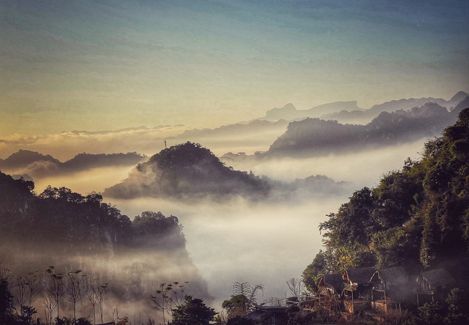 Và bình minh mây mù lãng mạn. (Ảnh: Mai Mai/Vietnam+)