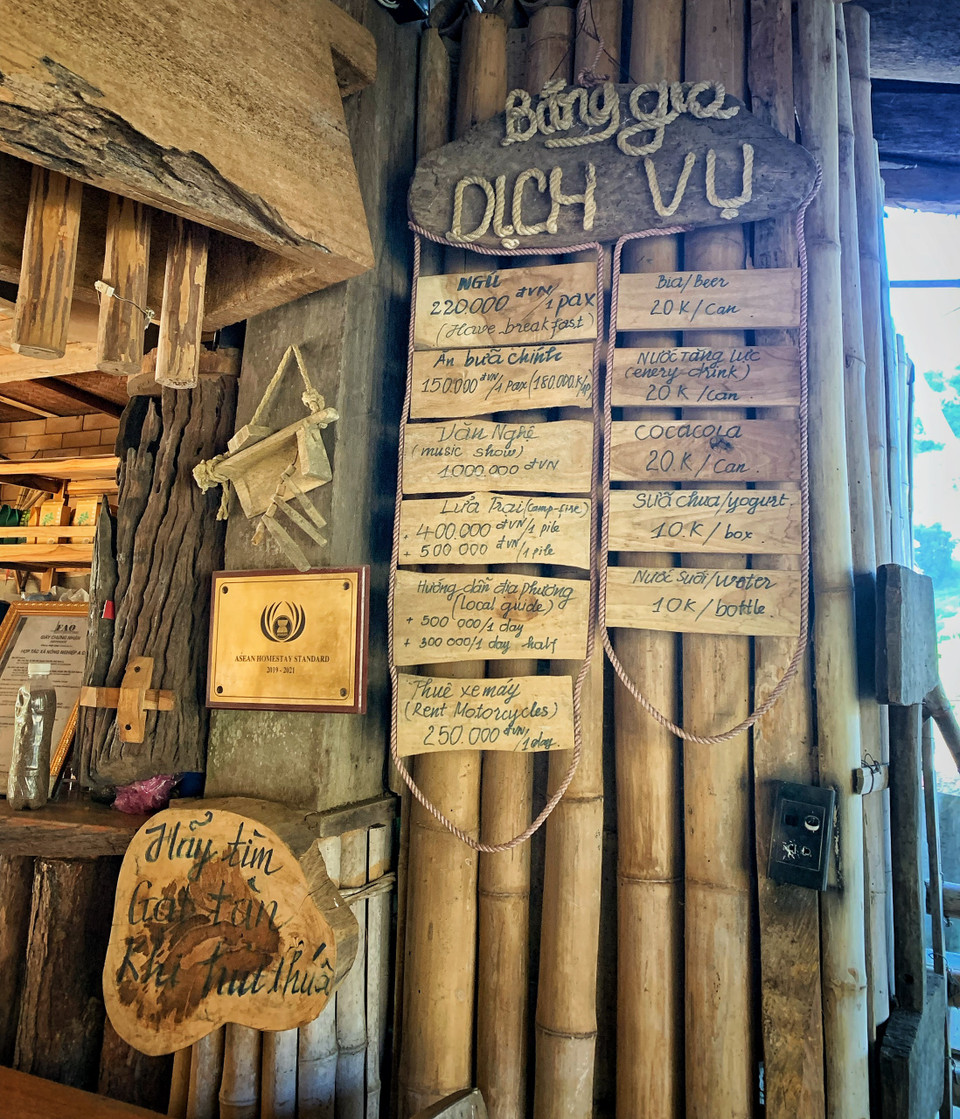 Bảng giá dịch vụ công khai và thiết kế khá ấn tượng. (Ảnh: Mai Mai/Vietnam+)