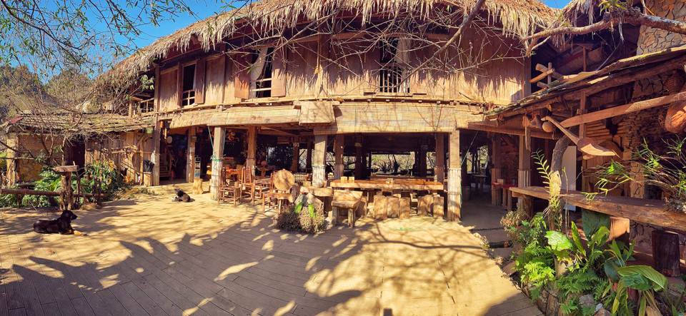 Khu nhà sàn tiếp đón và cũng là nơi ăn uống của khách. (Ảnh: Mai Mai/Vietnam+)