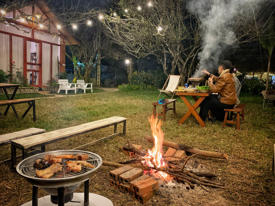 Mùa Đông lạnh, bữa tối BBQ sẽ ấm áp hơn nhờ củi lửa. (Ảnh: Mai Mai/Vietnam+)