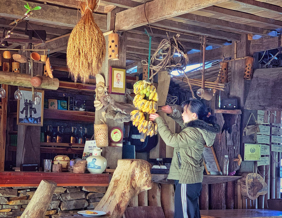 Một điểm thú vị khi đến các khu nghỉ ở Tây Bắc là đều có một nải chuối treo 'cây nhà lá vườn' để chín tự nhiên và phục vụ khách miễn phí. (Ảnh: Mai Mai/Vietnam+)