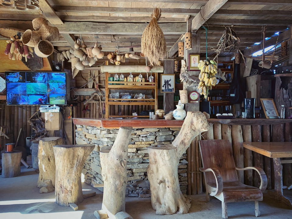 Mọi vật dụng trong khu nghỉ hầu hết đều là gỗ, đá, tre, trúc... (Ảnh: Mai Mai/Vietnam+)