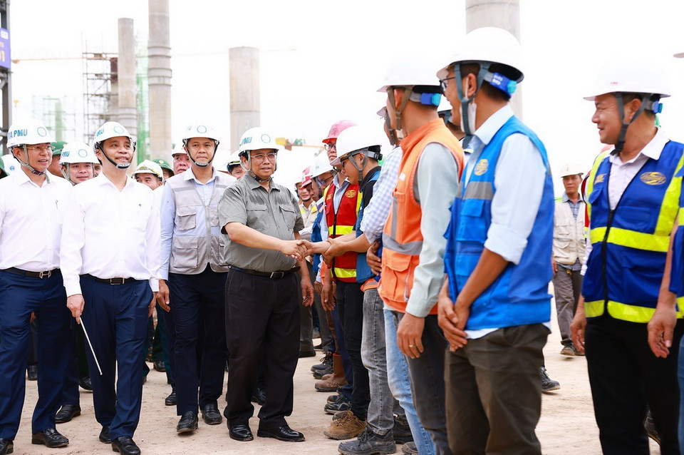 Thủ tướng Phạm Minh Chính động viên các đơn vị thi công dự án Cảng Hàng không Quốc tế Long Thành. (Ảnh: Dương Giang/TTXVN)