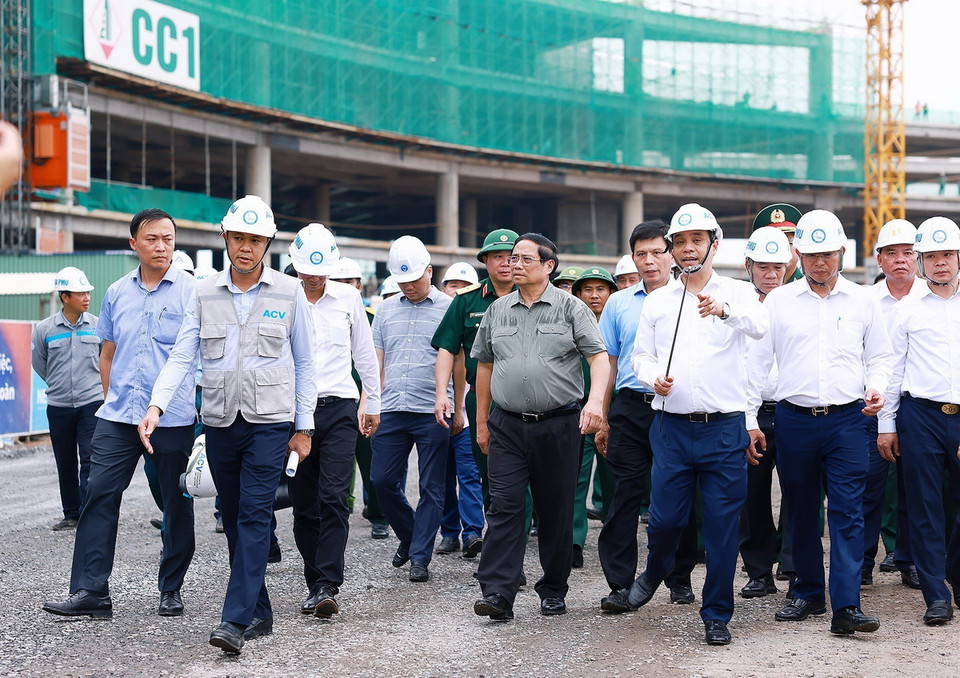 Thủ tướng Phạm Minh Chính kiểm tra tiến độ thi công dự án Cảng Hàng không Quốc tế Long Thành. (Ảnh: Dương Giang/TTXVN)