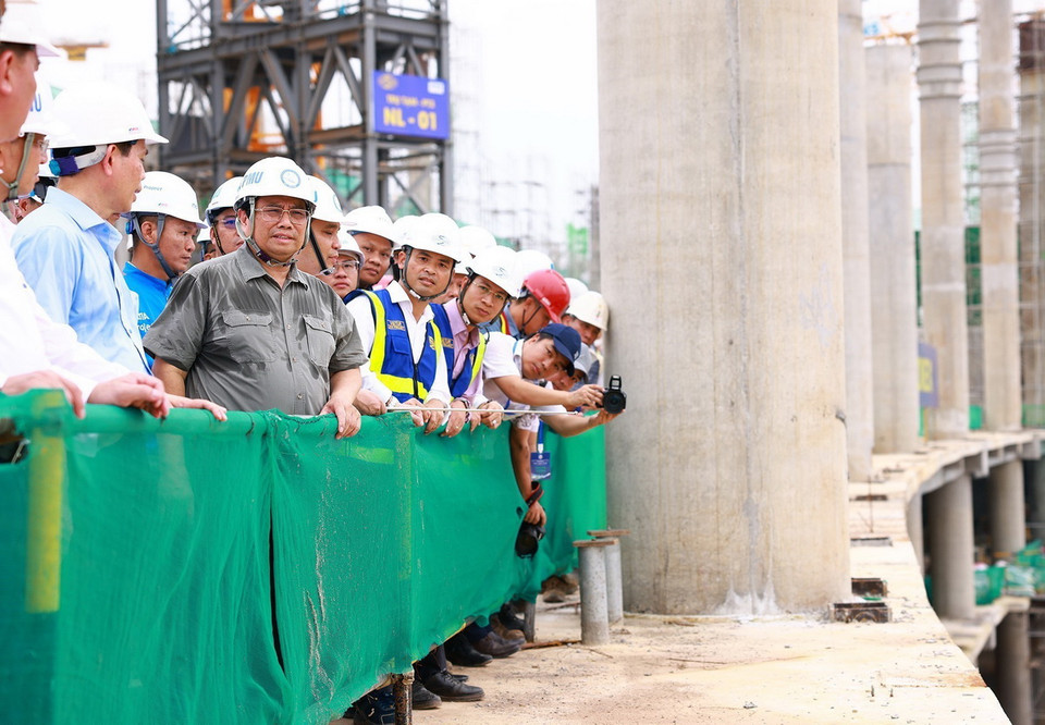 Thủ tướng Phạm Minh Chính kiểm tra tiến độ thi công dự án Cảng Hàng không Quốc tế Long Thành. (Ảnh: Dương Giang/TTXVN)