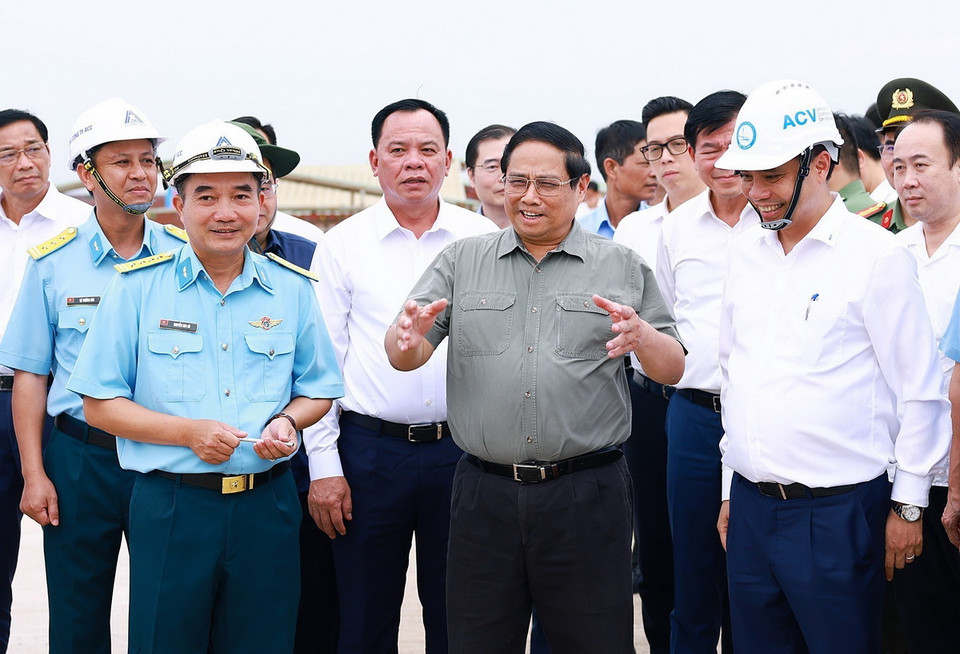 Thủ tướng Phạm Minh Chính kiểm tra tiến độ thi công dự án Cảng Hàng không Quốc tế Long Thành. (Ảnh: Dương Giang/TTXVN)