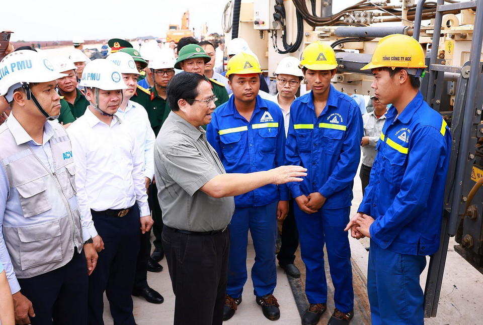 Thủ tướng Phạm Minh Chính động viên các đơn vị thi công dự án Cảng Hàng không Quốc tế Long Thành. (Ảnh: Dương Giang/TTXVN)