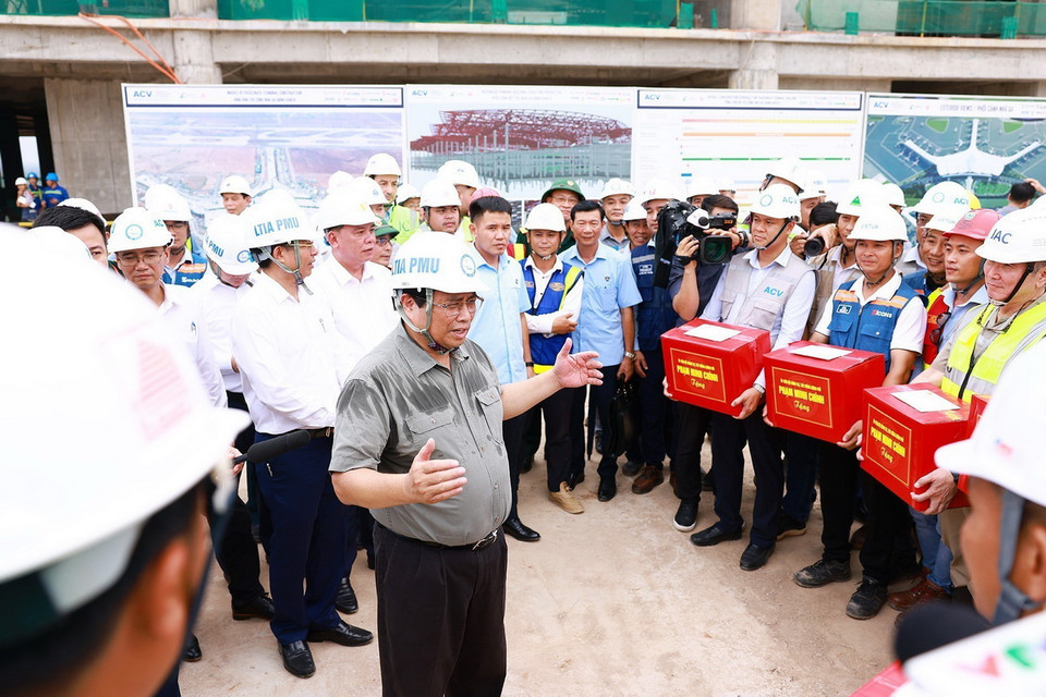 Thủ tướng Phạm Minh Chính động viên, giao nhiệm vụ cho các đơn vị thi công dự án Cảng Hàng không Quốc tế Long Thành. (Ảnh: Dương Giang/TTXVN)