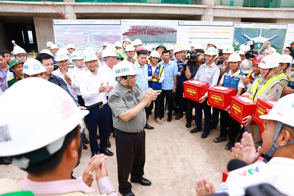 Thủ tướng Phạm Minh Chính động viên các đơn vị thi công dự án Cảng Hàng không Quốc tế Long Thành. (Ảnh: Dương Giang/TTXVN)