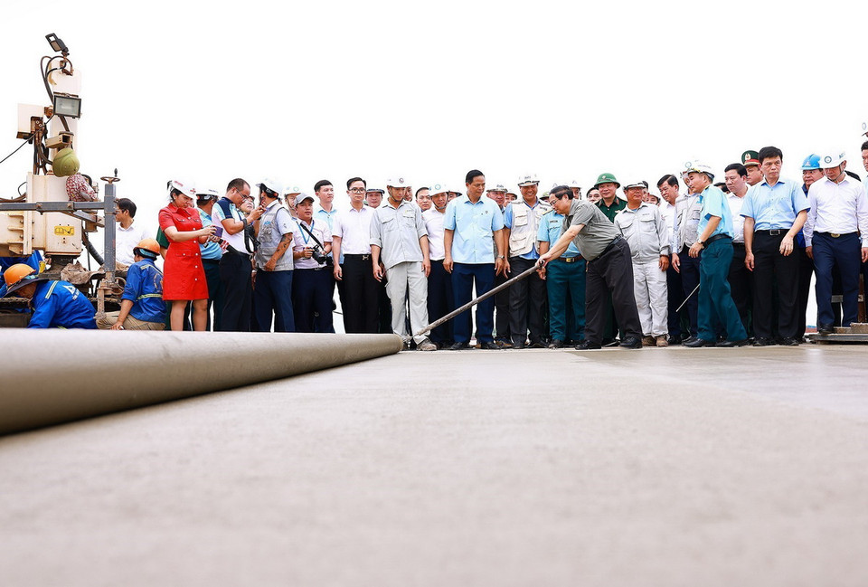 Thủ tướng Phạm Minh Chính kiểm tra tiến độ thi công dự án Cảng Hàng không Quốc tế Long Thành. (Ảnh: Dương Giang/TTXVN)
