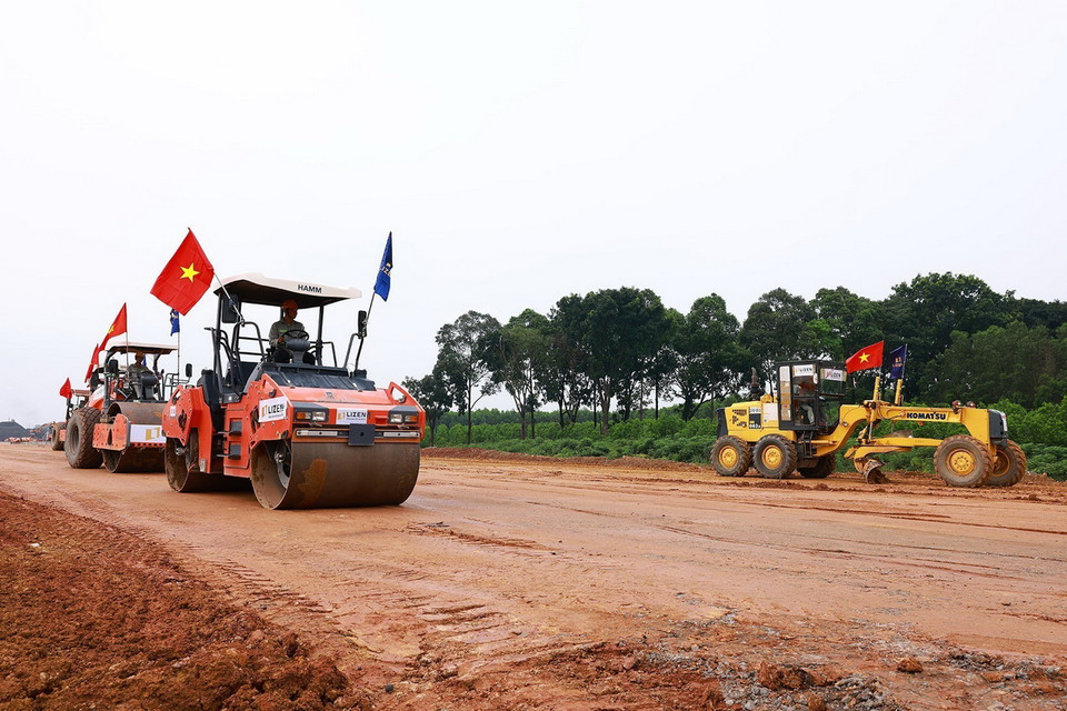 Máy móc thiết bị được triển khai thi công Cao tốc Biên Hòa-Vũng Tàu giai đoạn 1. (Ảnh: Dương Giang/TTXVN)