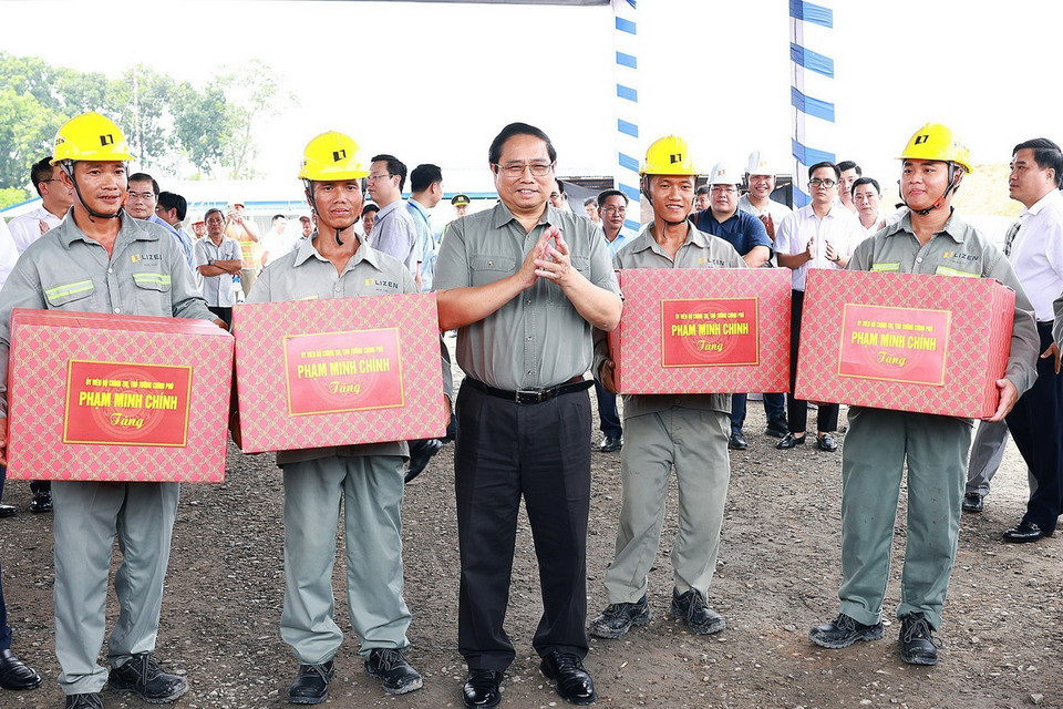 Thủ tướng Phạm Minh Chính tặng quà, động viên công nhân thi công Cao tốc Biên Hòa-Vũng Tàu giai đoạn 1 . (Ảnh: Dương Giang/TTXVN)