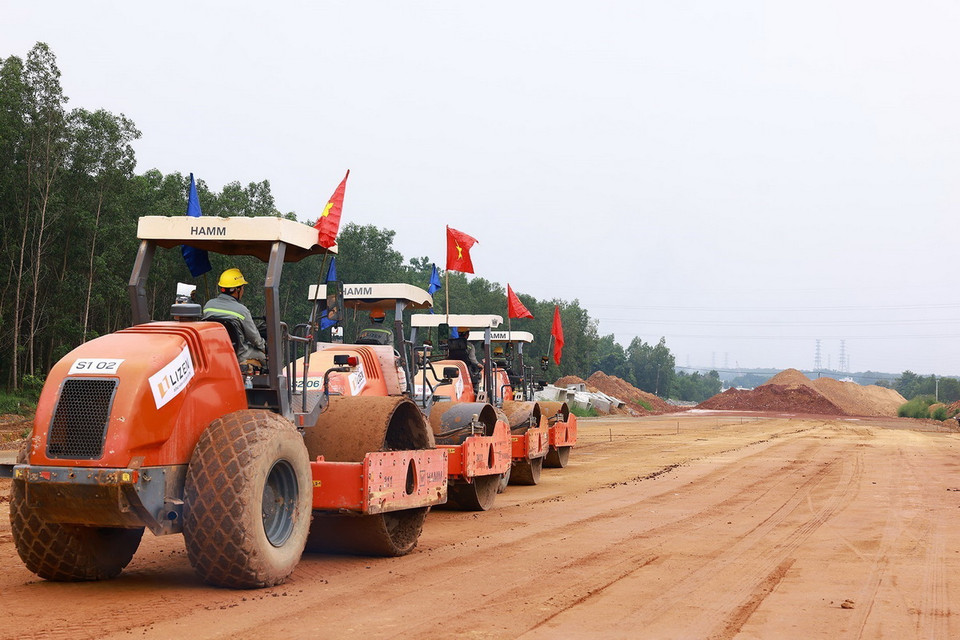 Máy móc thiết bị được triển khai thi công Cao tốc Biên Hòa-Vũng Tàu giai đoạn 1. (Ảnh: Dương Giang/TTXVN)