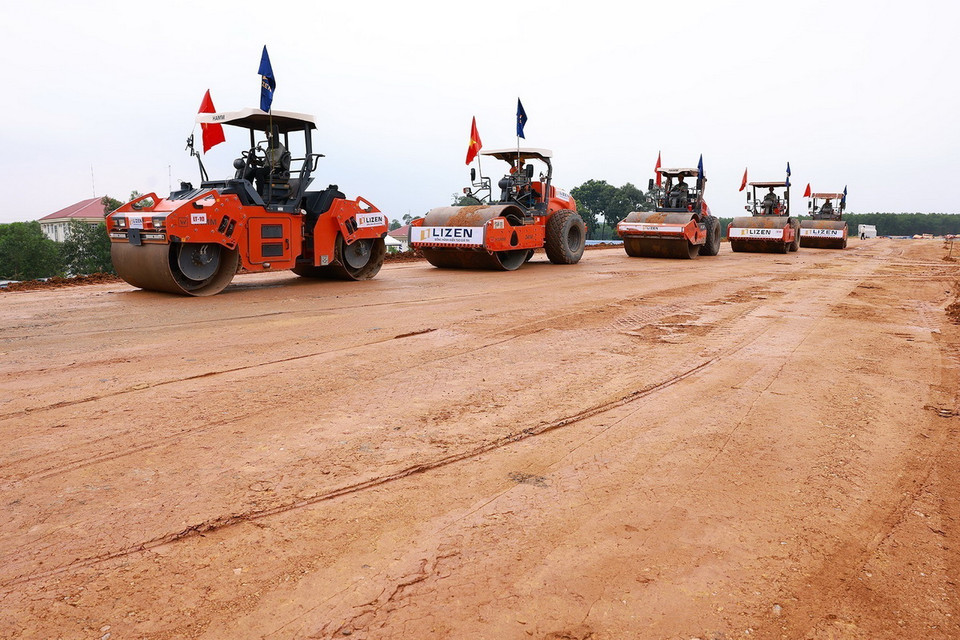 Máy móc thiết bị được triển khai thi công Cao tốc Biên Hòa-Vũng Tàu giai đoạn 1. (Ảnh: Dương Giang/TTXVN)
