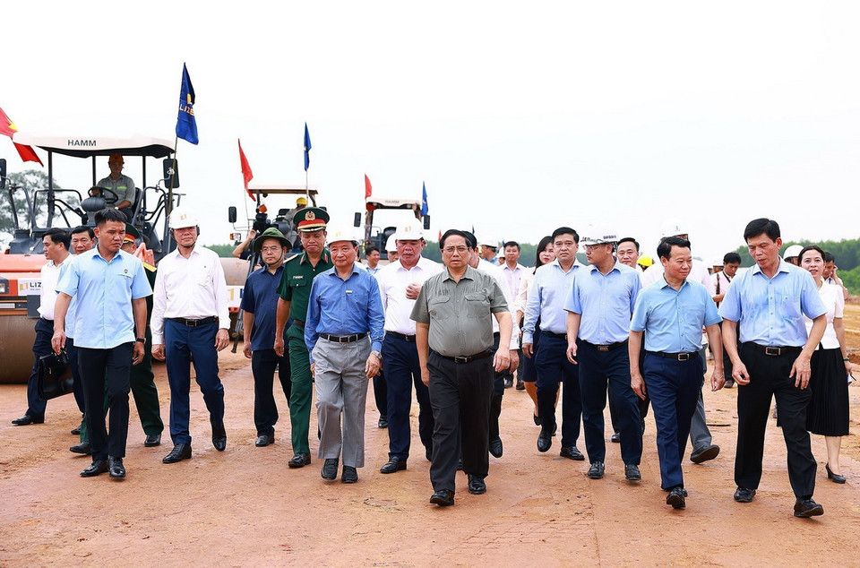 Thủ tướng Phạm Minh Chính kiểm tra tiến độ thi công Cao tốc Biên Hòa-Vũng Tàu giai đoạn 1. (Ảnh: Dương Giang/TTXVN)
