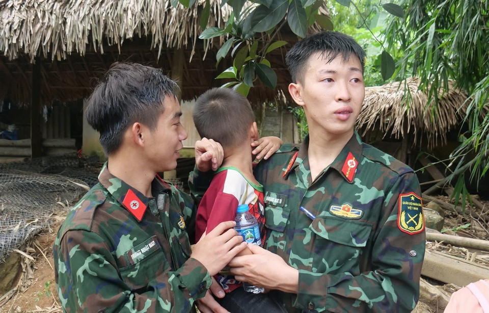 Các chiến sỹ chia tay các em nhỏ ở thôn Làng Nủ trước khi về đơn vị. (Ảnh: TTXVN phát)