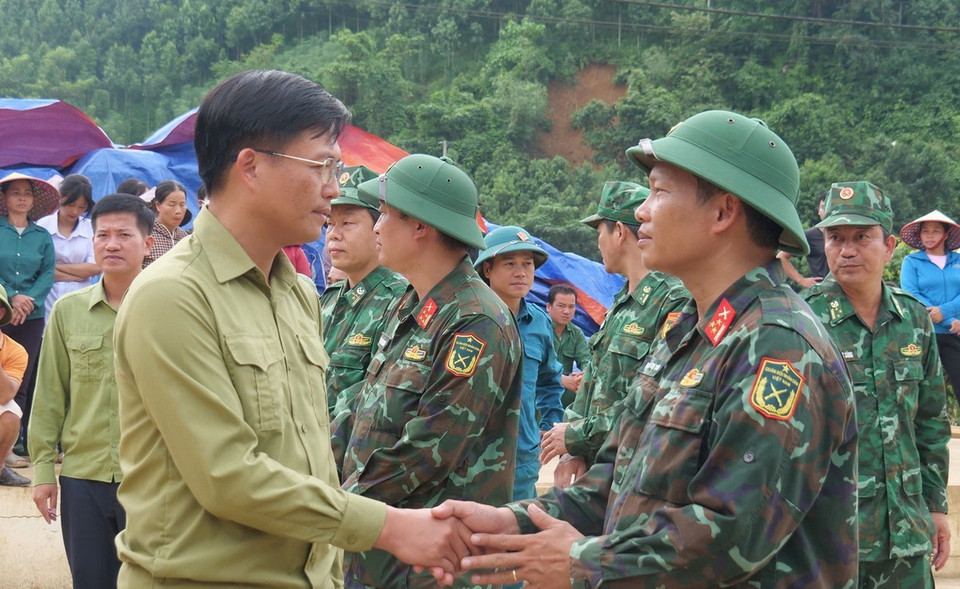 Bí thư Huyện ủy Bảo Yên Hoàng Quốc Bảo cảm ơn các chiến sỹ đã tham gia cứu cứu hộ, cứu nạn tại địa phương. (Ảnh: TTXVN phát)