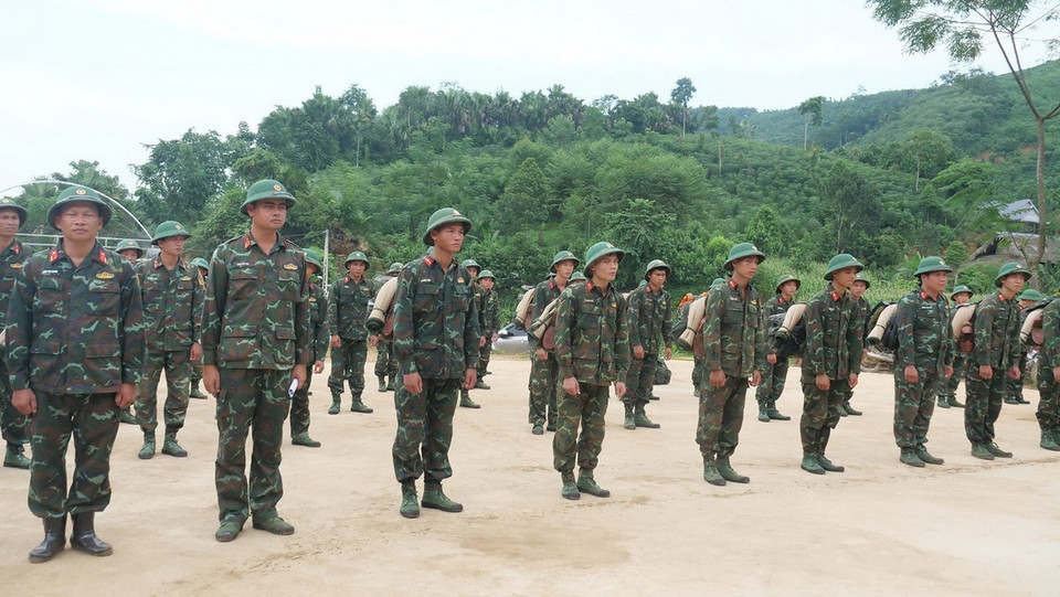 Các chiến sỹ thuộc Quân khu 2 tập trung tại Nhà văn hóa thôn Làng Nủ trước khi về đơn vị. (Ảnh: TTXVN phát)