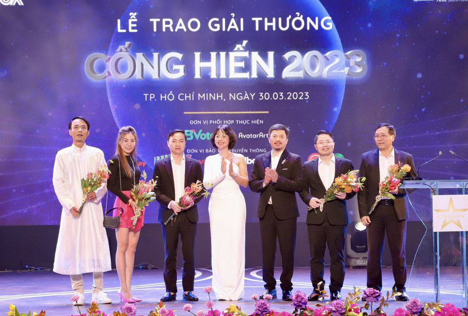 Ban tổ chức tặng hoa tri ân các nhà tài trợ đồng hành cùng chương trình. (Ảnh: Hồng Giang/TTXVN)