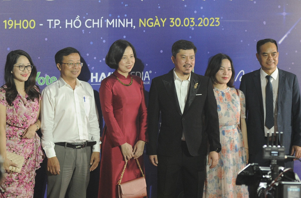 Tổng Giám đốc Thông tấn xã Việt Nam Vũ Việt Trang và các đại biểu tham dự chương trình. (Ảnh: Hồng Giang/TTXVN)