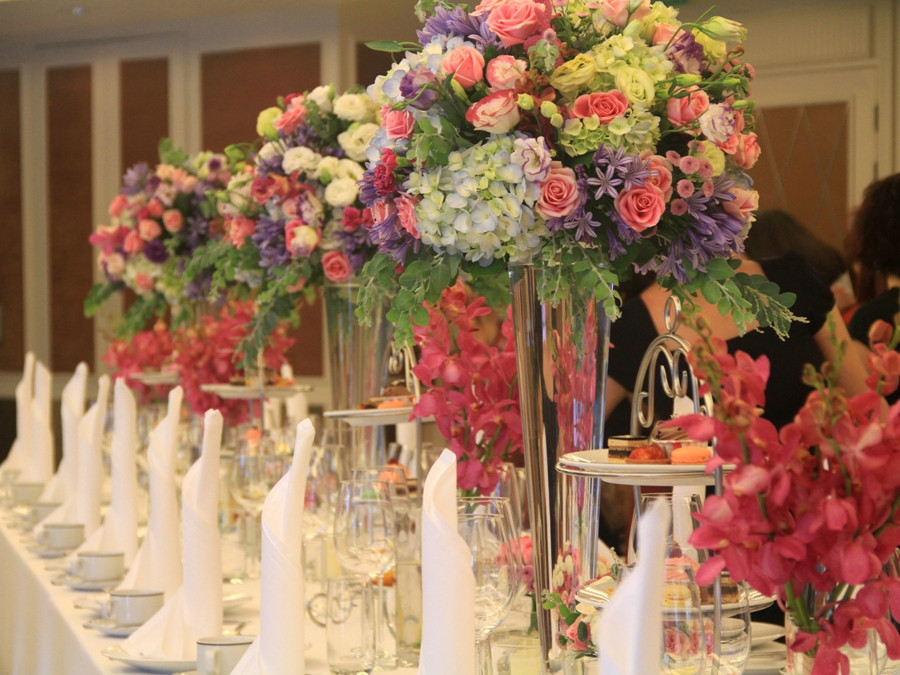 Mẫu thiết kế bàn tiệc cưới. (Ảnh: ChiLê/Vietnam+)