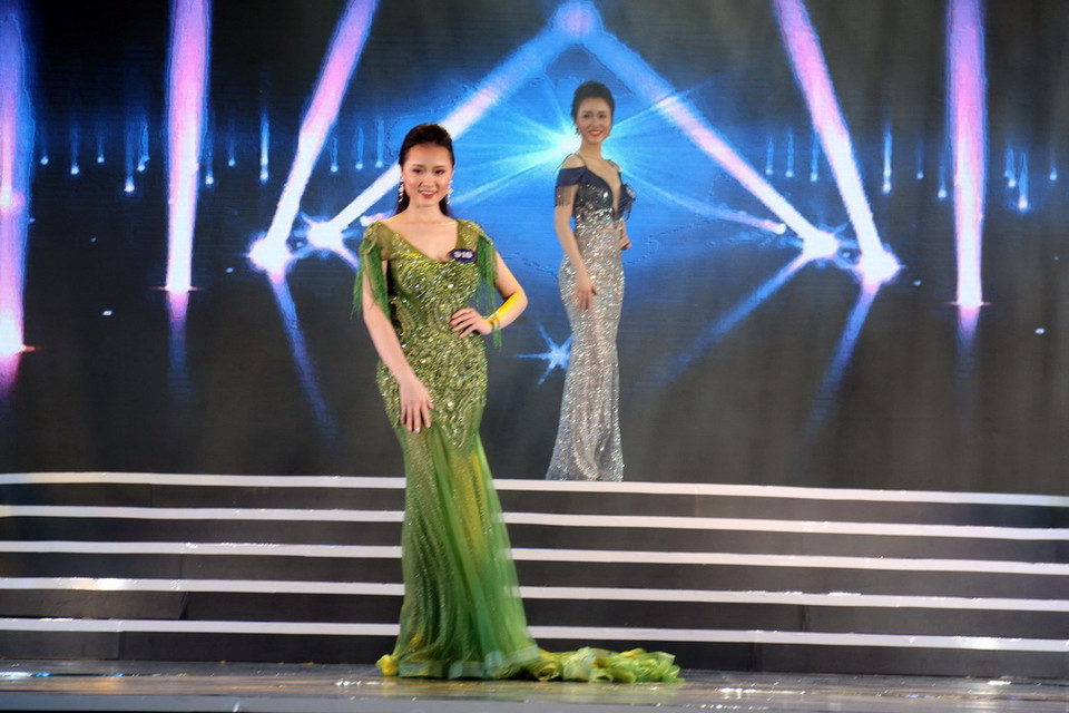 70 thí sinh là các thiếu nữ Việt Nam hiện đang sinh sống, học tập và làm việc ở khắp nơi trên thế giới được tuyển chọn qua vòng thi sơ khảo tại Việt Nam, Ba Lan, Mỹ và Australia. (Ảnh: Lê Sen/TTXVN)