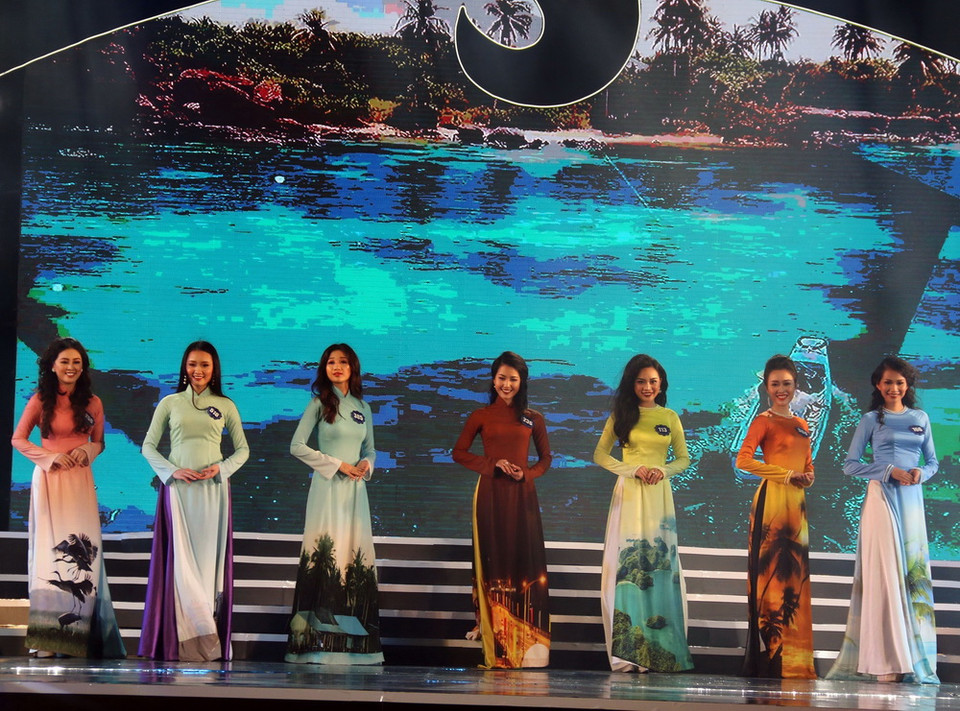 Các thí sinh tại đêm bán kết cuộc thi Hoa hậu biển Việt Nam toàn cầu 2018. (Ảnh: Lê Sen/TTXVN)