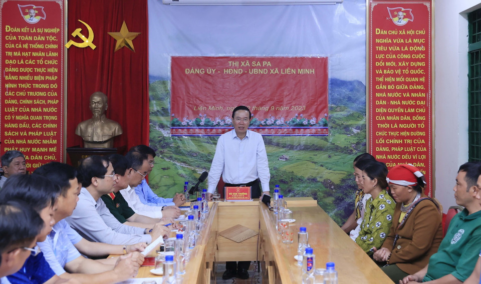 Chủ tịch nước Võ Văn Thưởng thăm hỏi các hộ gia đình bị thiệt hại nặng nề về người và tài sản sau trận lũ quét tại xã Liên Minh, thị xã Sa Pa, tỉnh Lào Cai. (Ảnh: Thống Nhất/TTXVN)