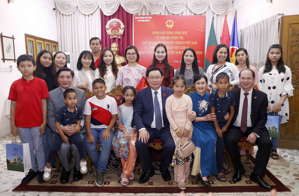 Chủ tịch Quốc hội Vương Đình Huệ chụp ảnh lưu niệm với đại biểu, cộng đồng người Việt tại Bangladesh. (Ảnh: Doãn Tấn/TTXVN)