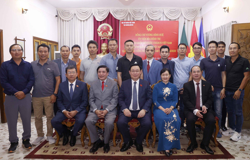 Chủ tịch Quốc hội Vương Đình Huệ chụp ảnh lưu niệm với đại biểu, cộng đồng người Việt tại Bangladesh. (Ảnh: Doãn Tấn/TTXVN)