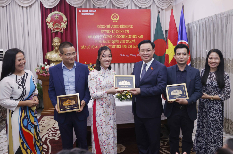 Chủ tịch Quốc hội Vương Đình Huệ tặng quà lưu niệm sinh viên tiêu biểu. (Ảnh: Doãn Tấn/TTXVN)