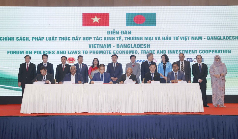 Chủ tịch Quốc hội Vương Đình Huệ và đại biểu chứng kiến Lễ ký thỏa thuận hợp tác trong một số lĩnh vực. (Ảnh: Doãn Tấn/TTXVN)