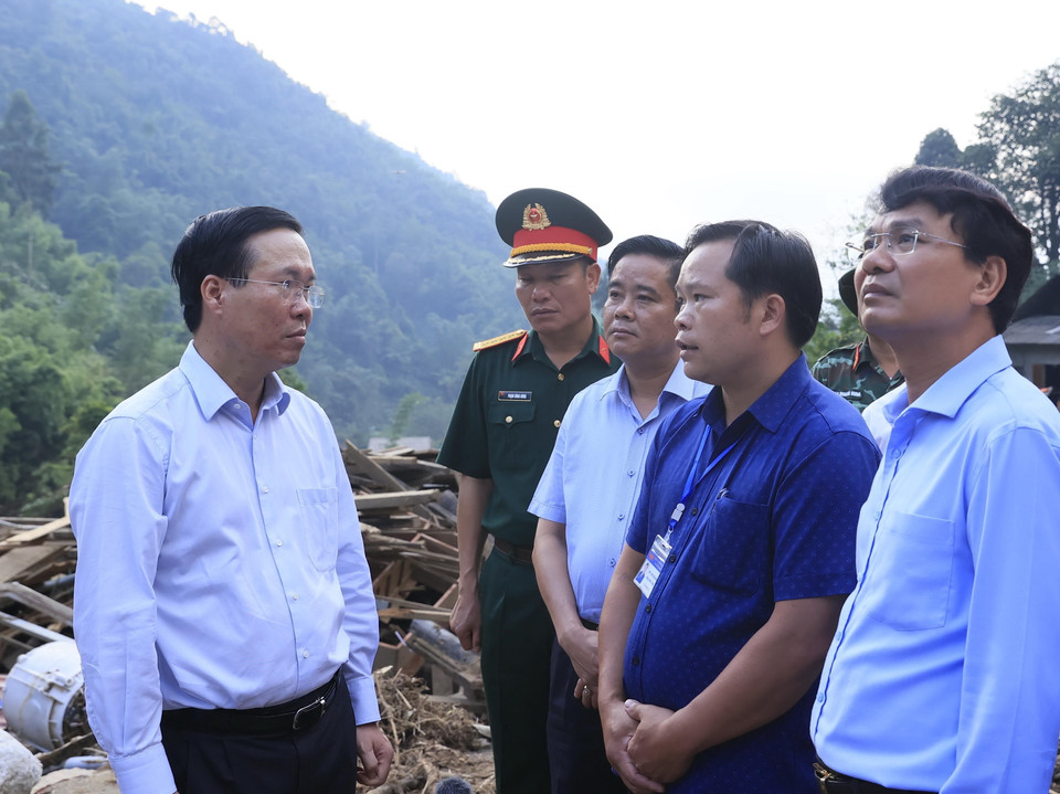 Chủ tịch nước Võ Văn Thưởng thị sát hiện trường tại xã Liên Minh, Thị xã Sapa, tỉnh Lào Cai. (Ảnh: Thống Nhất/TTXVN)