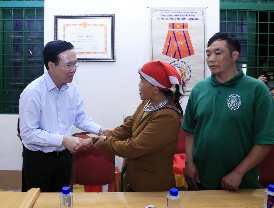 Chủ tịch nước Võ Văn Thưởng thăm hỏi, tặng quà hộ gia đình bị thiệt hại sau trận lũ quét tại xã Liên Minh, thị xã Sa Pa, tỉnh Lào Cai. (Ảnh: Thống Nhất/TTXVN)