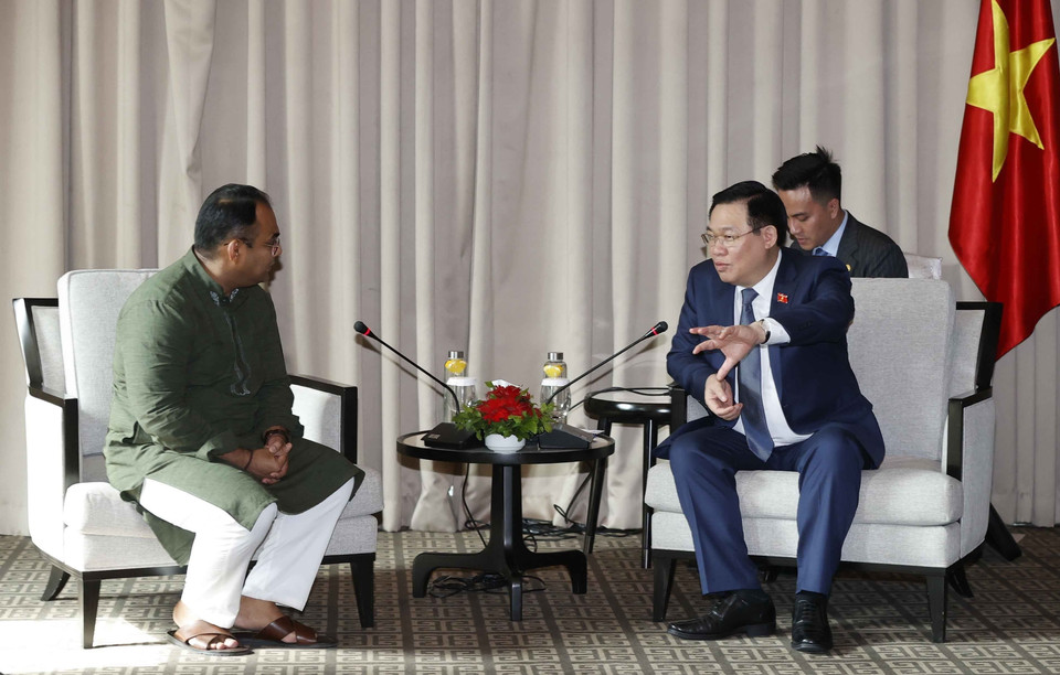 Chủ tịch Quốc hội Vương Đình Huệ tiếp Chủ tịch Phòng Thương mại và Công nghiệp Dhaka Md. Sameer Sattar. (Ảnh: Doãn Tấn/TTXVN)