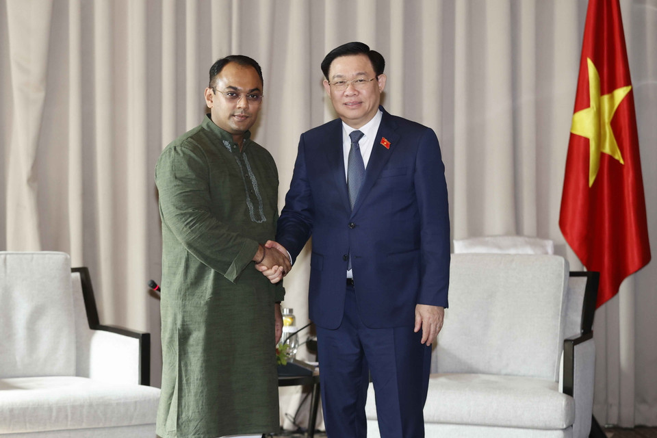 Chủ tịch Quốc hội Vương Đình Huệ tiếp Chủ tịch Phòng Thương mại và Công nghiệp Dhaka Md. Sameer Sattar. (Ảnh: Doãn Tấn/TTXVN)