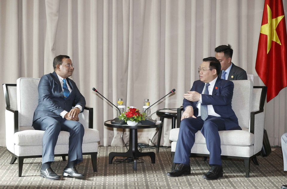 Chủ tịch Quốc hội Vương Đình Huệ tiếp ông Monjur Quader, Phó Chủ tịch Cấp cao Phòng Thương mại và Công nghiệp Bangladesh-Việt Nam. (Ảnh: Doãn Tấn/TTXVN)